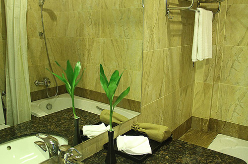 Almond Hotel Bathroom