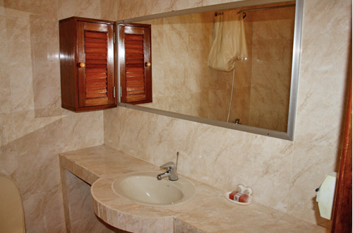 Baca Villa Guesthouse - Bath Room