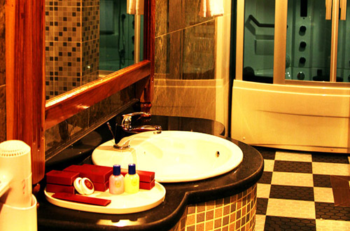 King Fy Hotel Bathroom