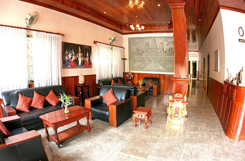 Mom Guesthouse Lobby