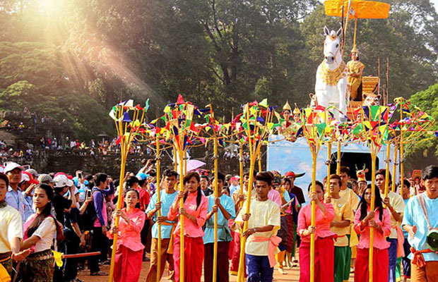 Cambodia Youth Arts Festival. Teveak Srey Suor dance by artist Hun Penh.